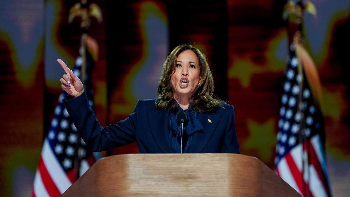 La candidata presidencial demócrata y vicepresidenta Kamala Harris habla durante la última noche de la Convención Nacional Demócrata en el United Center de Chicago. / Democratic presidential nominee and Vice President Kamala Harris speaks during the final night of the Democratic National Convention at the United Center in Chicago.