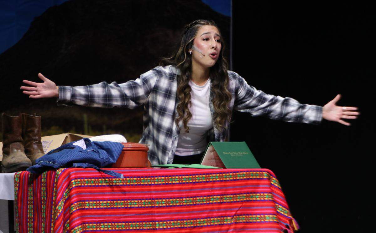 Giselle Hernández Ayón fue coronada Senorita Cinco de Mayo en Dinuba en un certamen que se llevo a cabo el 25 de abril. Ella gano una beca de $2,500.