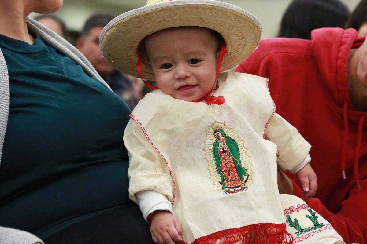 Por la fe que le tiene a la Virgen de Guadalupe, Yesenia Martínez trajo a su hijo de 5 meses de edad Jesús Emmanuel Saldaña vestido de Juan Diego.