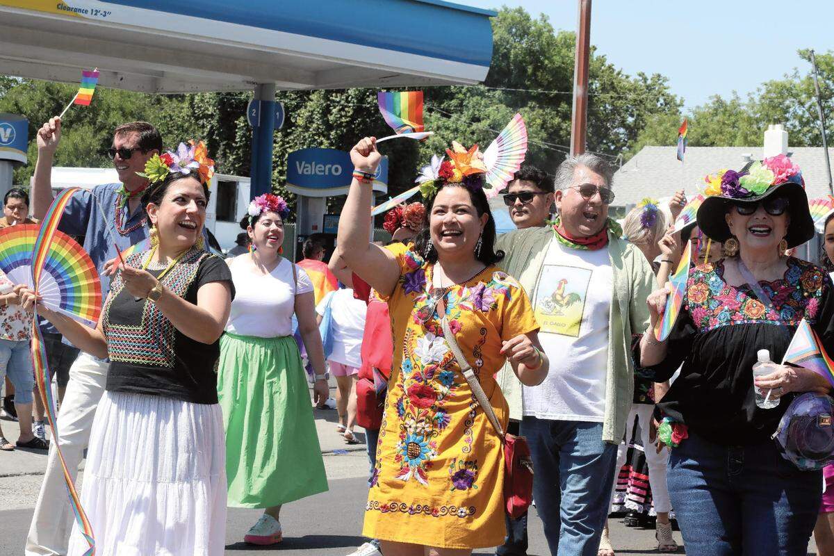 La cónsul adscrita Nuria Zúñiga, y Adriana González Carrillo (centro), cónsul titular del Consulado de México en Fresno, participaron en el Desfile del Orgullo del Arcoíris de Fresno en el Distrito Tower el 3 de junio de 2023. Extrema derecha Lupita Lomelí de Univision Fresno.