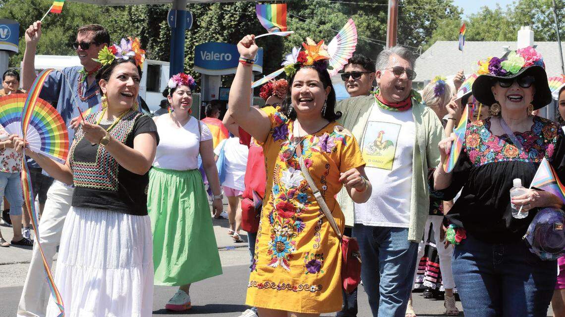 La cónsul adscrita Nuria Zúñiga, y Adriana González Carrillo (centro), cónsul titular del Consulado de México en Fresno, participaron en el Desfile del Orgullo del Arcoíris de Fresno en el Distrito Tower el 3 de junio de 2023. Extrema derecha Lupita Lomelí de Univision Fresno.