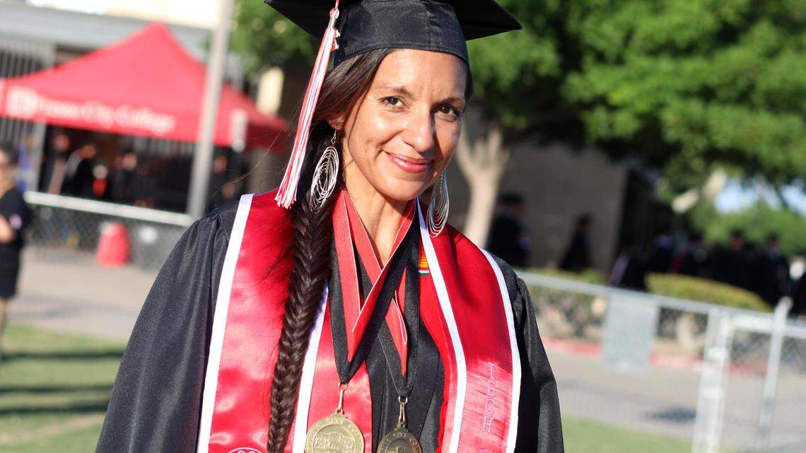 Angela Ray Grantham se graduó con Tony Cantú President’s Medallion de Fresno City College con un título de asociado en calefacción, ventilación y aire acondicionado. Grantham, de 40 años, espera abrir su propio negocio. También fue medallón del decano de la División de Tecnología Aplicada de FCC.