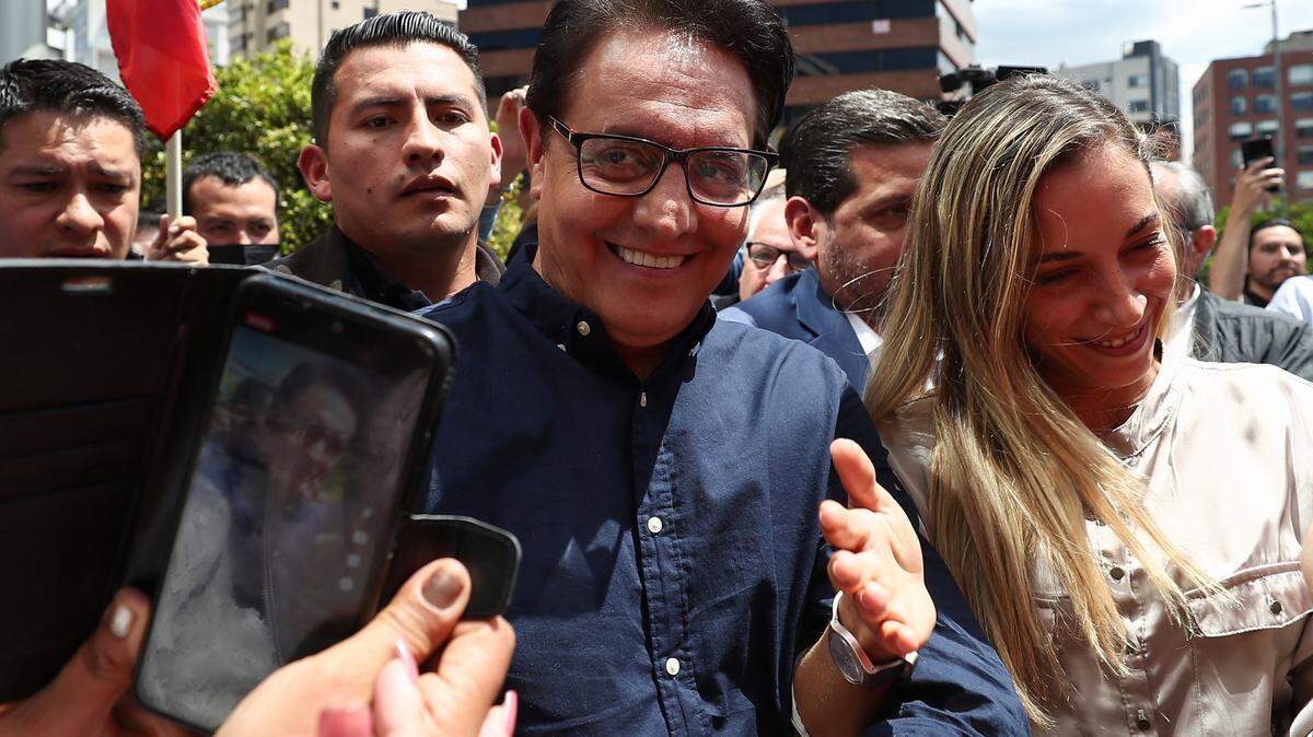 Fotografía de archivo fechada el 12 de junio de 2023 que muestra a Fernando Villavicencio durante la inscripción de su candidatura presidencial, en Quito. Las elecciones generales extraordinarias de Ecuador que tendrán lugar el próximo domingo pasarán a la historia por el asesinato del candidato presidencial Fernando Villavicencio, el “irremplazable”, como le llaman ahora sus seguidores, víctima de un atentado ocurrido el pasado miércoles, cuando fue acribillado a la salida de un mitin en Quito.