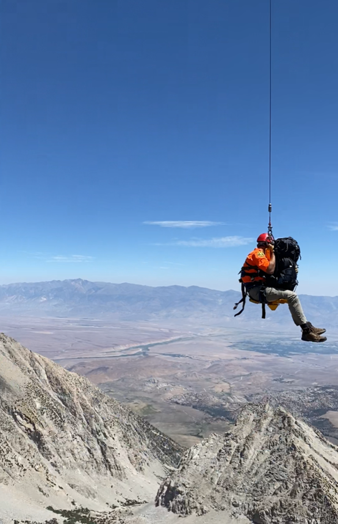 Members of the Fresno County Sheriff’s Office search and rescue team hoisted the body of Paul Sheykhzadeh into a helicopter after rappelling down a portion of Mount Humphreys.