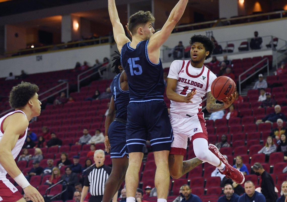 Fresno State’s Donavan Yap, right, looks to pass around San Diego State’s Vladimir Pinchuk, left, as the Bulldogs led 33-20 at halftime Wednesday, Dec. 1, 2021 in Fresno.