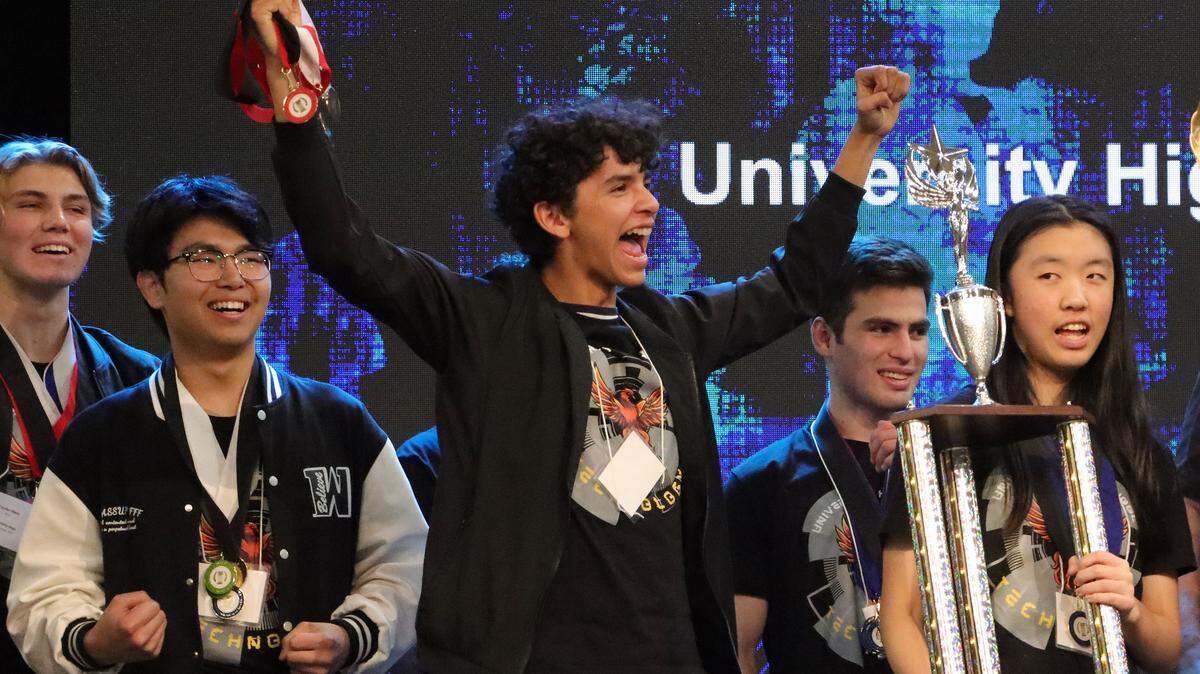 Mason Hernández celebra con el equipo ganador de University High, que ganó su 12º campeonato general en el Decatlón Académico del Condado de Fresno 2024, el 3 de febrero de 2024, en Sunnyside High School.
