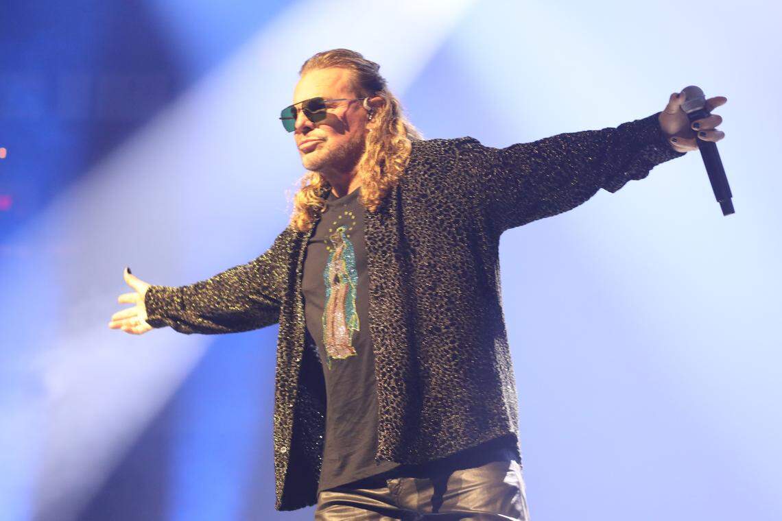Maná's lead singer and guitarist, Fher Olvera, during his "Vivir sin Aire" tour at the Save Mart Center on Friday, November 28, 2025 in Fresno. | El vocalista y guitarrista de Maná, Fher Olvera, durante su gira “Vivir sin Aire” en el Save Mart Center el viernes 28 de noviembre del 2025 en Fresno.