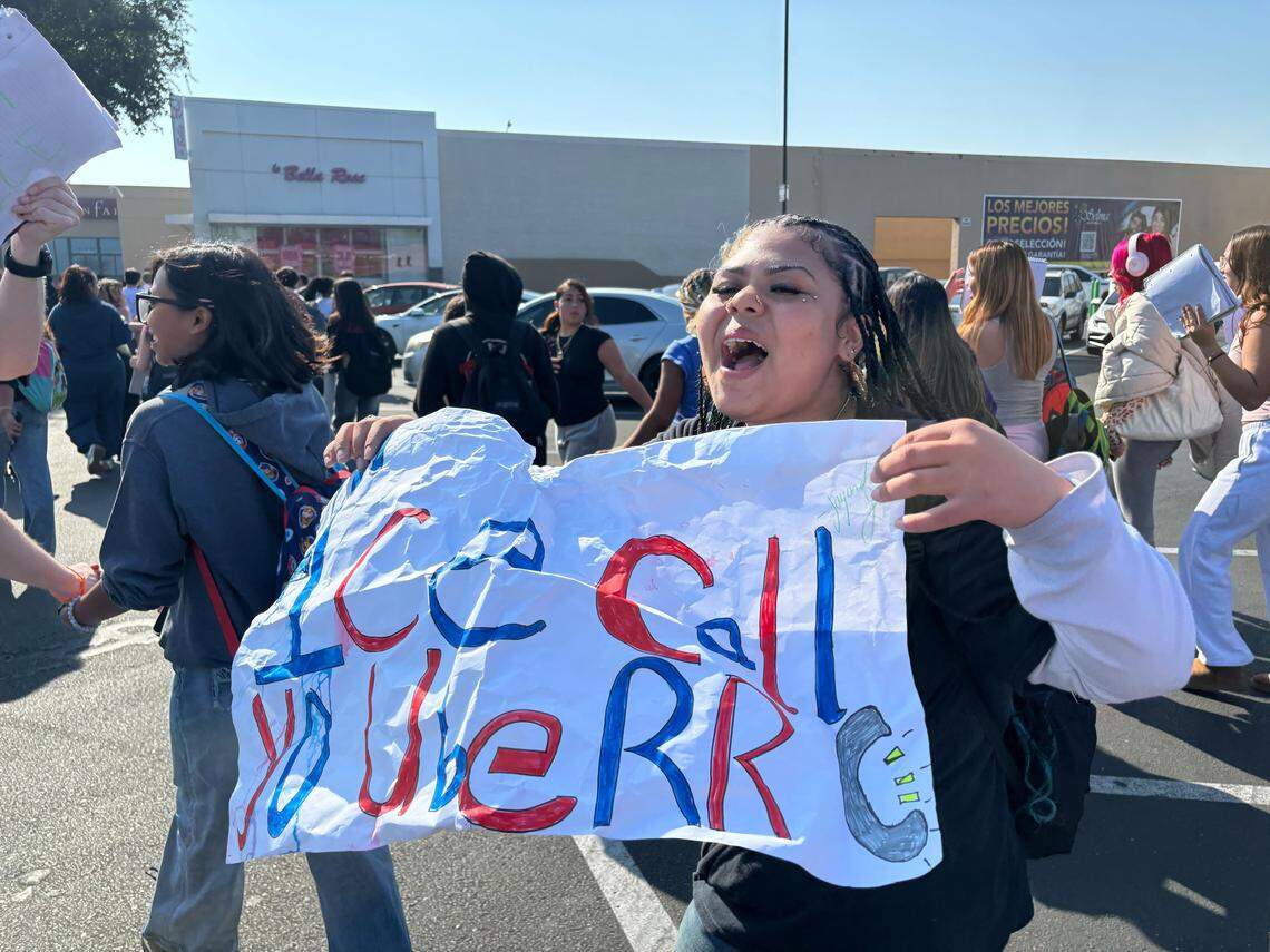 Estudiantes de Bullard High School marcharon hacia Fresno Fashion Fair mall el miércoles 4 de febrero de 2026 en el tercer día de protestas contra ICE en las escuelas secundarias de Fresno Unified.