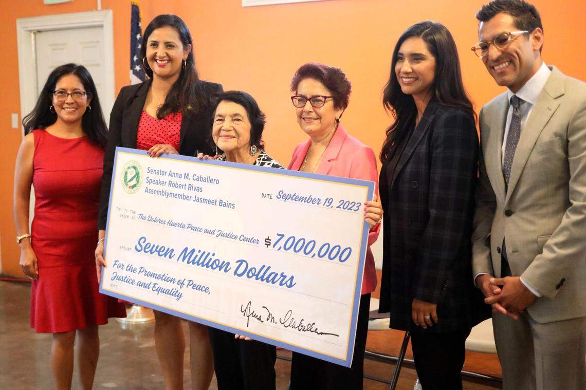 El futuro Dolores Huerta Peace and Justice Cultural Center en Bakersfield recibe $7 millones extra del Estado. En la foto: La hija de Dolores Huerta, Camila Chávez; la asambleísta doctora Jasmeet Bains, demócrata de Delano; Dolores Huerta; la senadora estatal Anna Caballero demócrata de Merced; la asambleísta Sabrina Cervantes, presidenta del Caucus Legislativo Latino, y el presidente de la Asamblea, Robert Rivas.