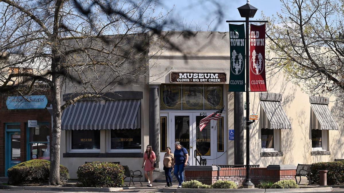 Pedestrians stroll along Pollasky Ave. Wednesday, March 26, 2025 in Old Town Clovis. Cowboy Cleanup will bring one hundred volunteers together to clean the streets, shops and intersections of Old Town Clovis on Saturday, March 29 in preparation for rodeo events in April.