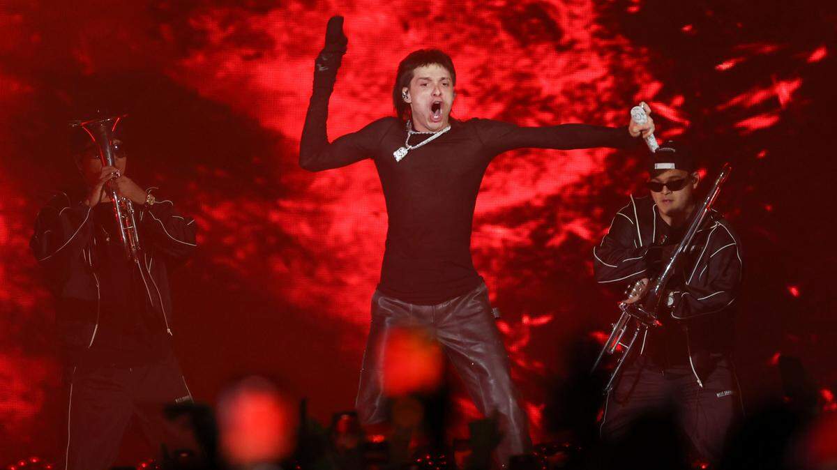 .El cantante mexicano Peso Pluma durante el concierto que ha ofrecido, su primero en España, en el WiZink Center de Madrid.