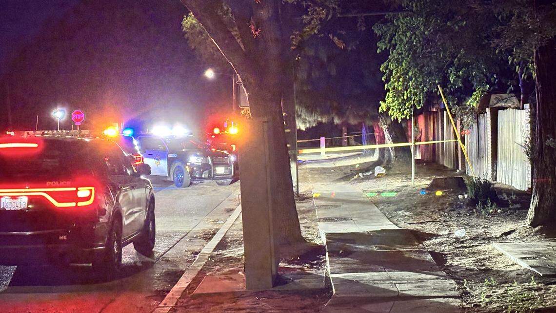 Man stabbed during late-night robbery in Fresno, police say. Suspects sought
