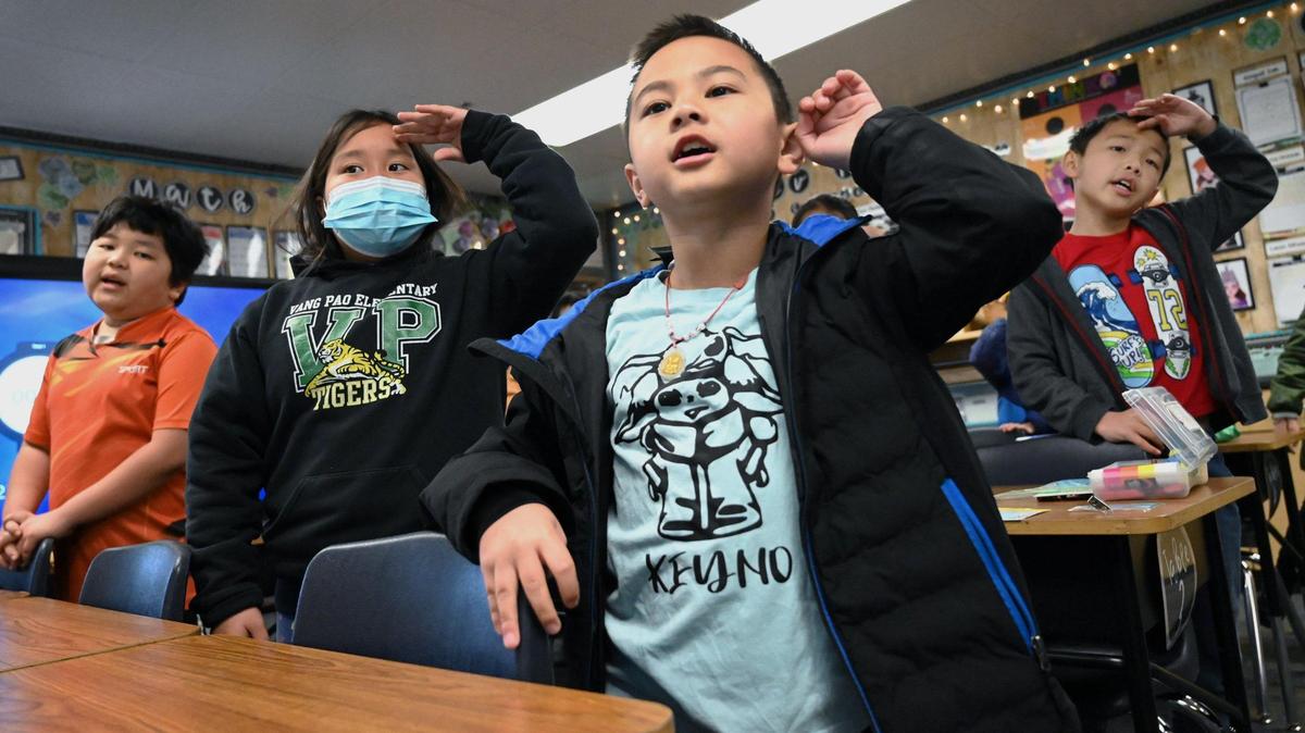 Keyno Yang, a la derecha, y otros estudiantes de tercer grado se turnan para cantar canciones en hmong e inglés en el programa de Inmersión Dual Hmong de Fresno Unified en Vang Pao Elementary, el jueves 23 de febrero de 2023, en Fresno.