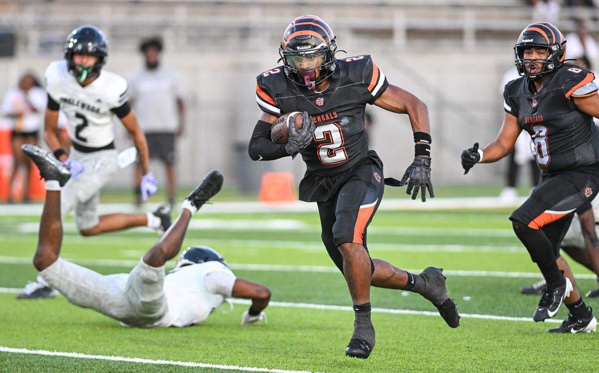 Central East’s Brandon Smith, center, charges down field before scoring a touchdown on a pass play against Inglewood during their game at Koligian Stadium on Friday, Aug. 22, 2025.