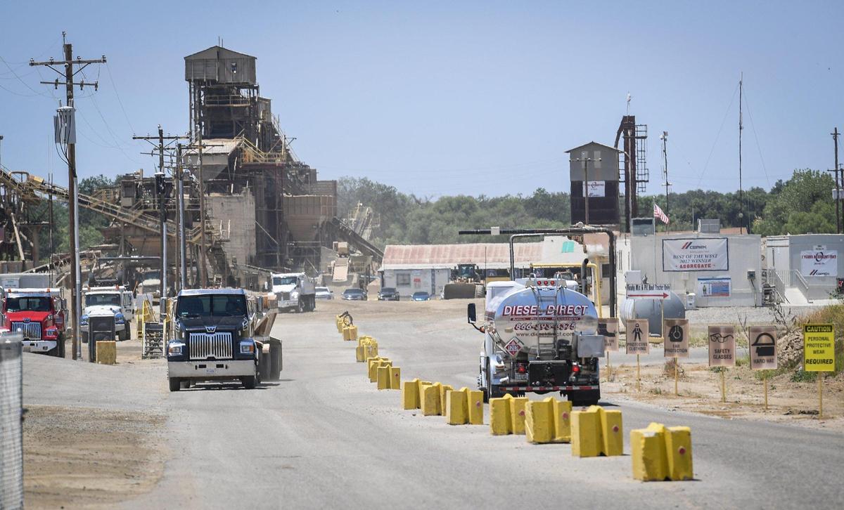 Camiones van y vienen en la entrada de la planta de grava CEMEX Rockfield en Friant, el miércoles 17 de junio de 2020. La compañía solicitó al Condado de Fresno continuar la extracción en la cantera durante 100 años, y usar detonaciones y perforaciones para explotar un pozo de 600 pies de profundidad.