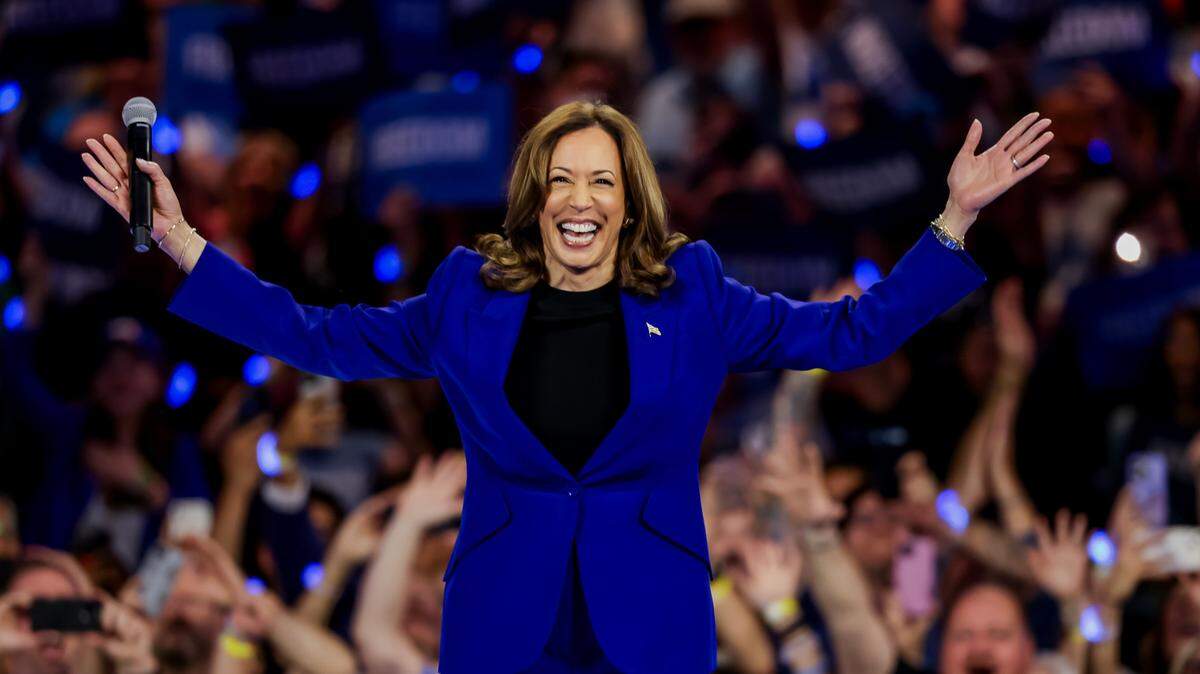 La candidata presidencial demócrata a la vicepresidenta estadounidense, Kamala Harris, participa en un mitin de campaña en el Fiserv Arena de Milwaukee el 20 de agosto. / Democratic presidential candidate and Vice President Kamala Harris takes part in an Aug. 20 rally at Fiserv Arena in Milwaukee.