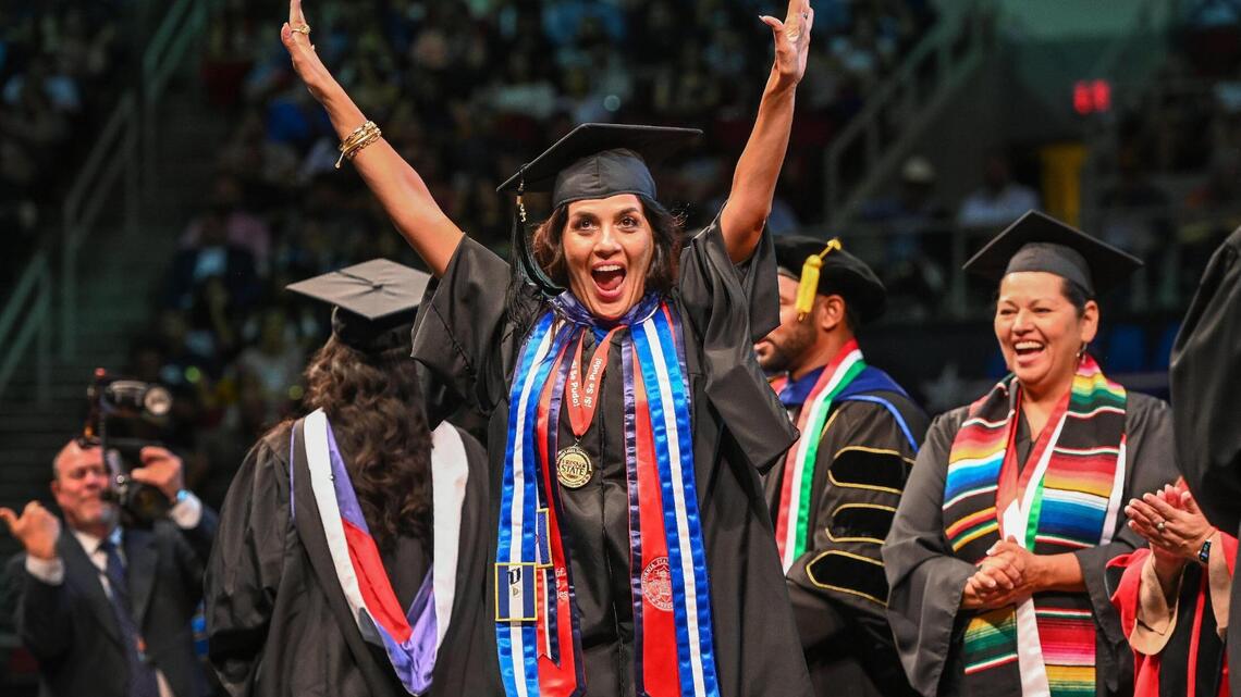 Honran a graduados latinos de Fresno State y a sus familias. ‘No lo haces tú solo’