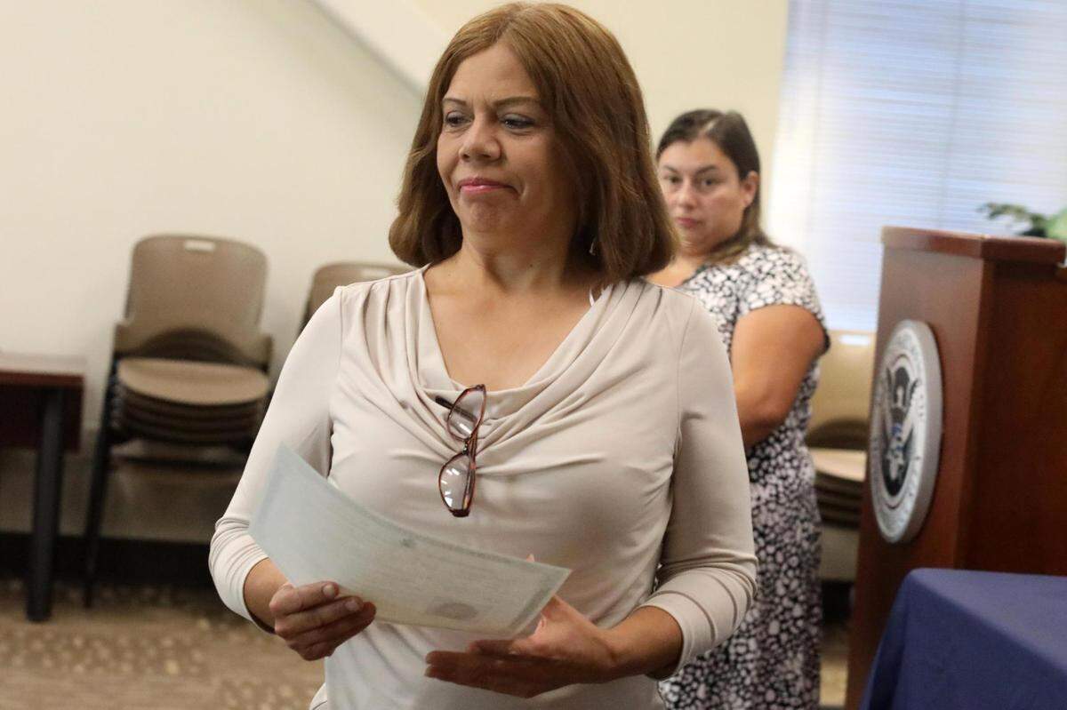 Verónica Rodríguez, quien es originaria de Zamora, Michoacán, México,, es unas las 38 personas provenientes de 12 países - incluyendo El Salvador (3), México (19), Honduras (1) y Perú (1) - que tomaron juramento a la bandera de los Estados Unidos en la mañana del martes (29 de agosto) durante una ceremonia de naturalización en la oficina del USCIS en Fresno.