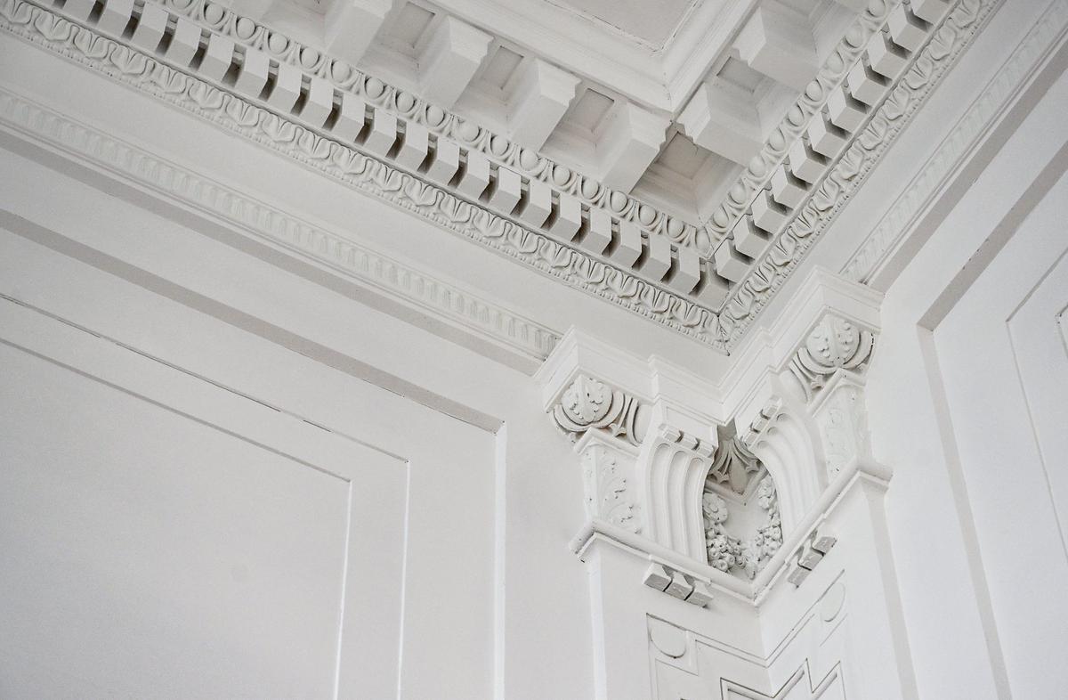 Ceiling moulding and accents in the Hotel Fresno dining room have been restored to its original condition.