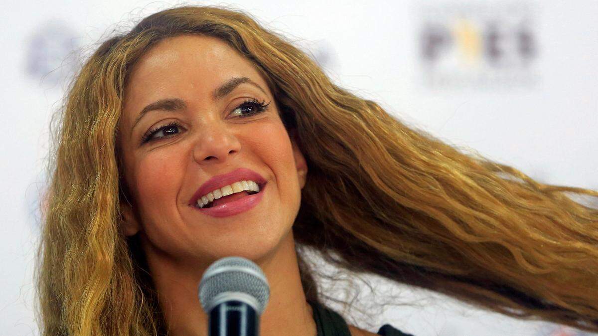 Shakira asistió a la inauguración de la Institución Educativa Distrital Nuevo Bosque Pies Descalzos, ubicada en un barrio de muy escasos recursos al sur de la ciudad y con la que darán educación a unos mil estudiantes anualmente.