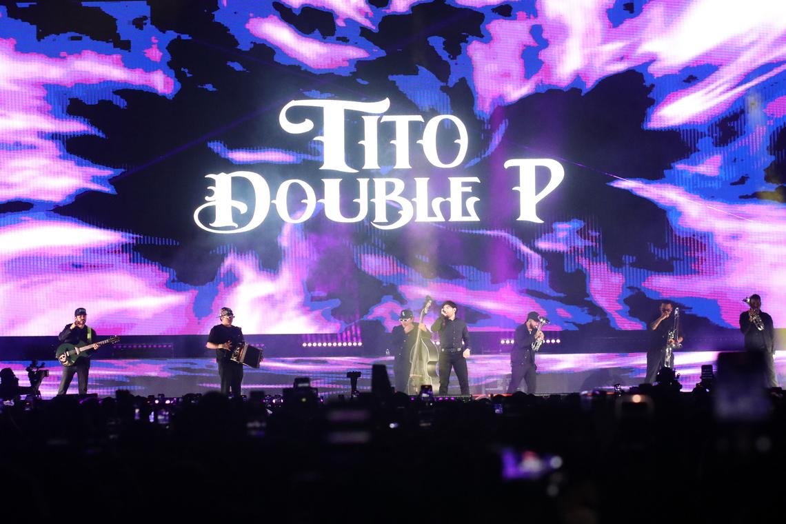 El cantante mexicano Tito Double P se presenta durante su concierto con entradas agotadas en el Save Mart Center el 18 de abril de 2025.