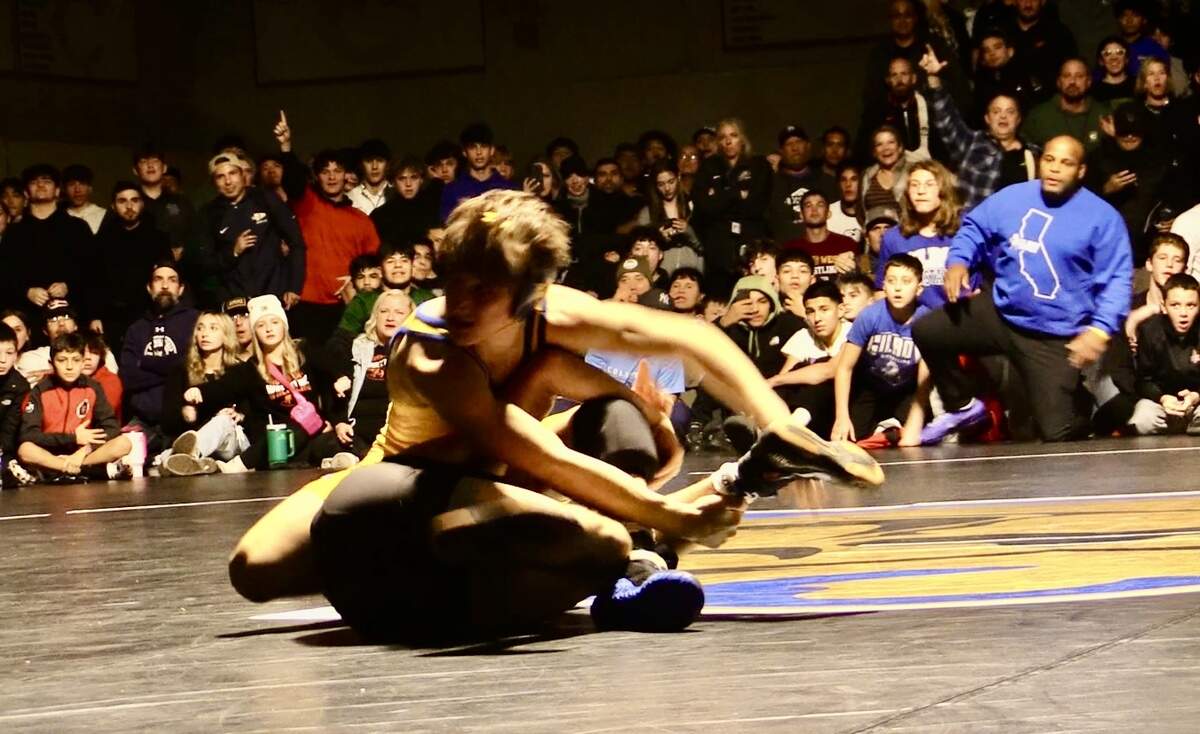 Nikade Zinkin of Clovis High wrestled Isaiah Cortez of Gilroy in the 129 pound championship of the Doc Buchanan Invitational in Clovis, California on Saturday, Jan. 6, 2023.