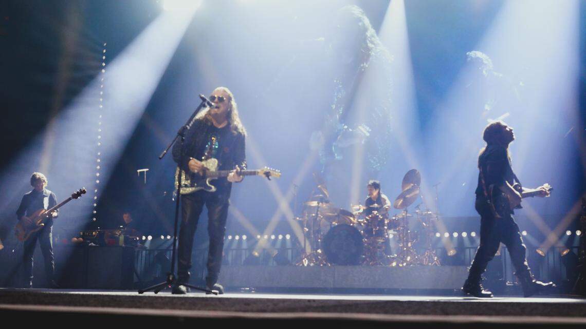 Maná's lead singer and guitarist, Fher Olvera, during his "Vivir sin Aire" tour at the Save Mart Center on Friday, November 28, 2025 in Fresno. | El vocalista y guitarrista de Maná, Fher Olvera, durante su gira “Vivir sin Aire” en el Save Mart Center el viernes 28 de noviembre del 2025 en Fresno.