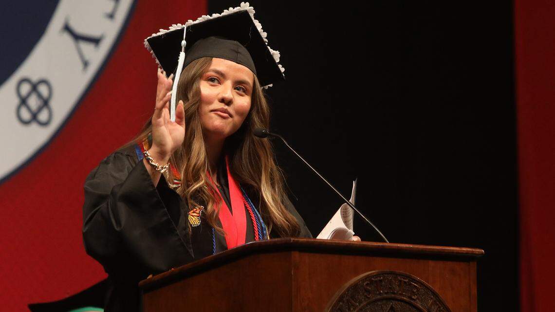 Daisy Soto-Hernández, quien se graduó como medallista de pregrado del decano de la Escuela de Educación Kremen de Fresno State, habló en la ceremonia de graduación, el 19 de mayo de 2023, en el Save Mart Center.
