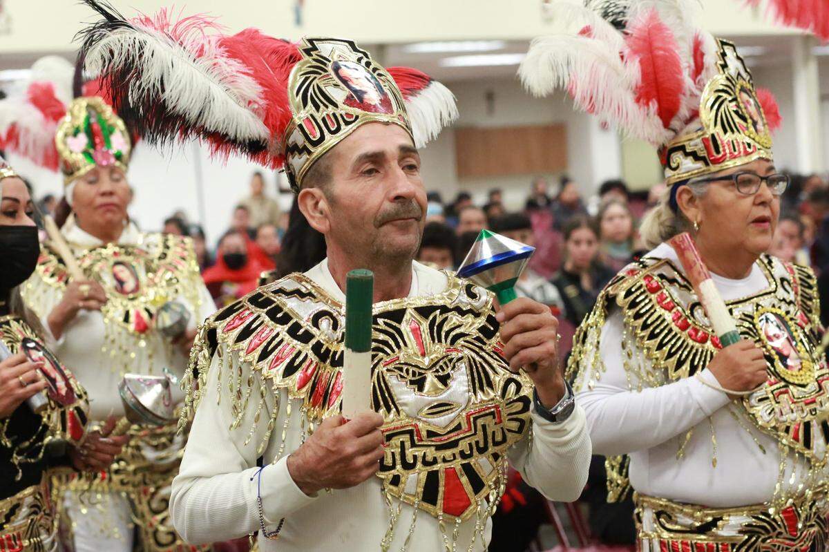 Los danzantes del grupo La Conquista rindieron homenaje a la Señora del Tepeyac con sus danzas durante la celebración en honor a Nuestra Señora de Guadalupe en la Iglesia San Carlos Borromeo el 12 de diciembre.