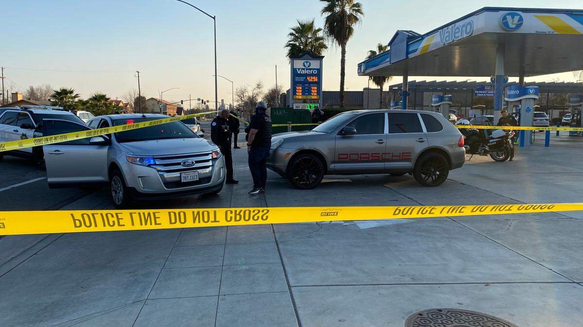 A man wanted on probation is arrested after he flees from Clovis and Fresno police on Wednesday, Jan. 19, 2022.