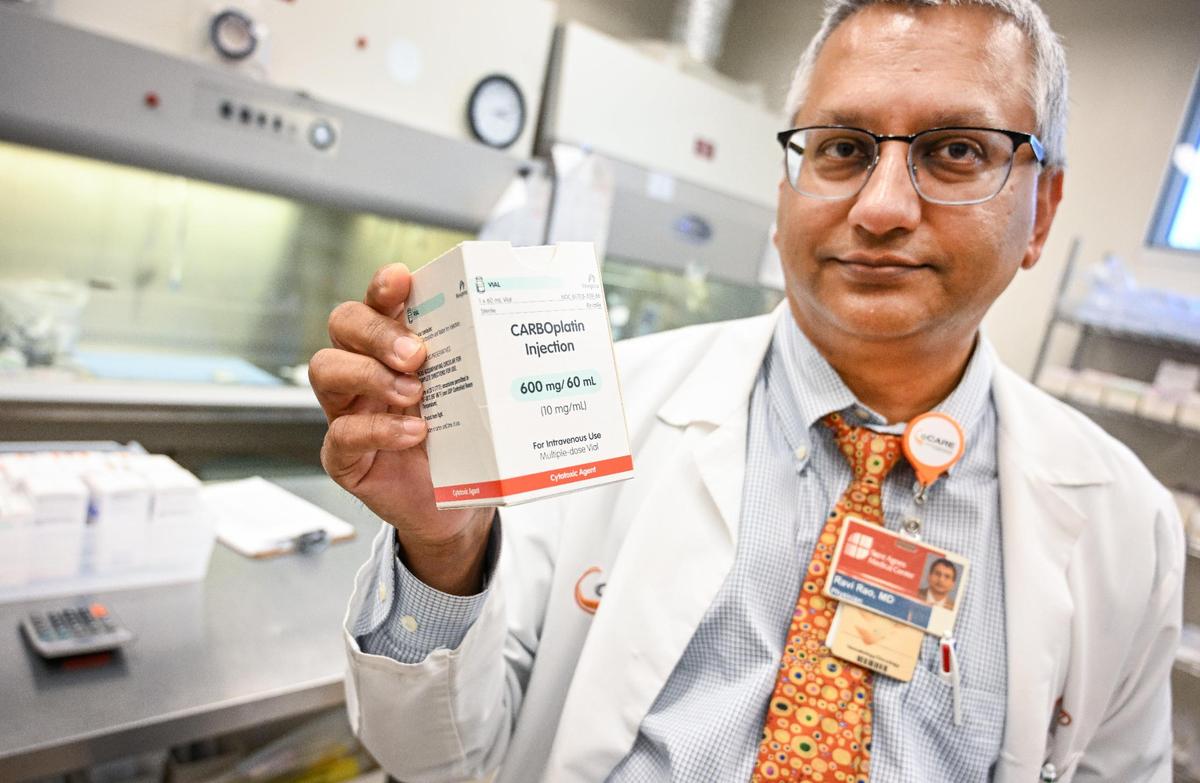 El doctor Ravi Rao sostiene un medicamento contra el cáncer en California Cancer Associates for Research and Excellence de Fresno, el miércoles 5 de julio de 2023. El doctor Rao se ha sentido frustrado por la escasez de medicamentos contra el cáncer para tratar a sus pacientes.