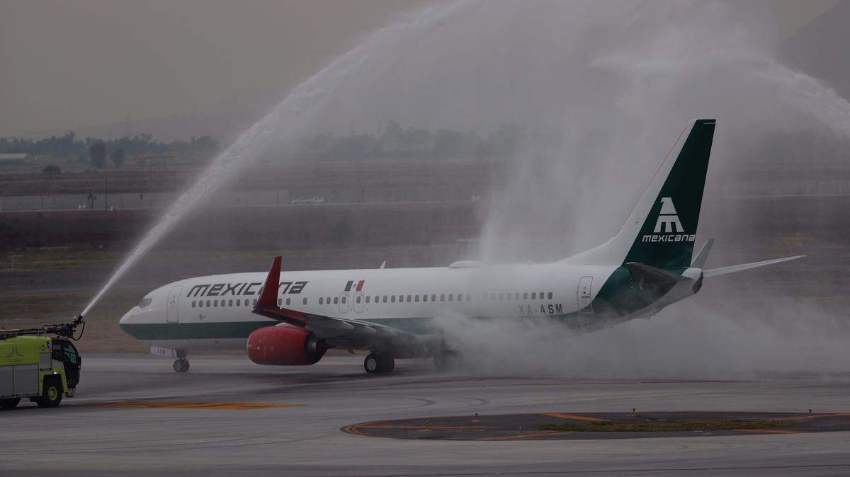 Fotografía de un avión de la aerolínea Mexicana de Aviación previo a su despegue hoy, en el aeropuerto internacional Felipe Ángeles, en el municipio de Zumpango, México.