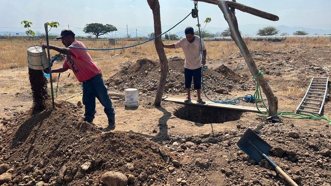Campesinos perforan un pozo para captar agua, el 26 de abril de 2024, en el poblado San José del Progreso, municipio de Ocotlán, Oaxaca (México).