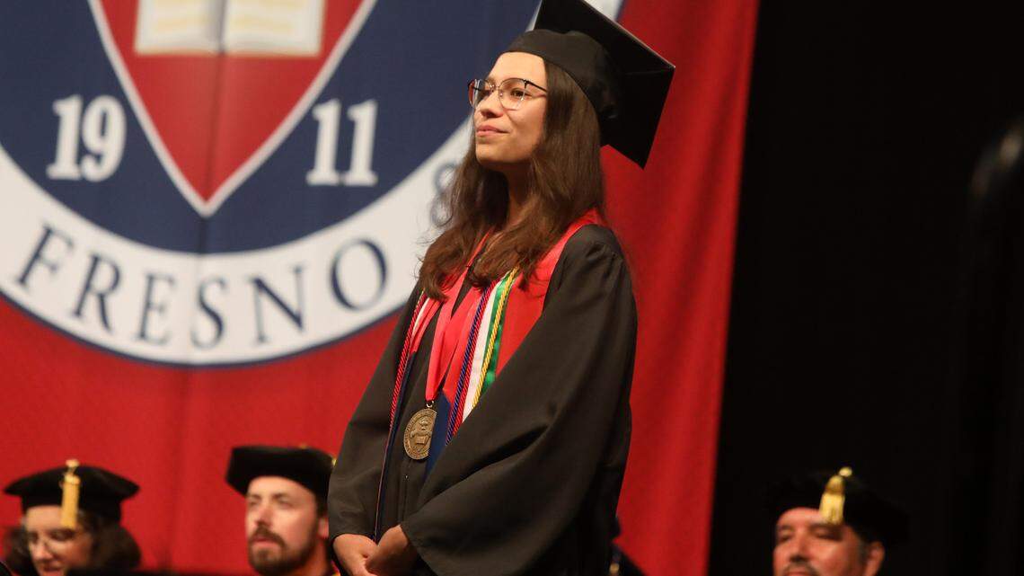 Emma Escandón, quien se graduó con una licenciatura en ciencias computacionales, fue la medallista del decano de la Facultad de Ciencias y Matemáticas de Fresno State en su ceremonia de graduación, el 19 de mayo de 2023, en el Save Mart Center.