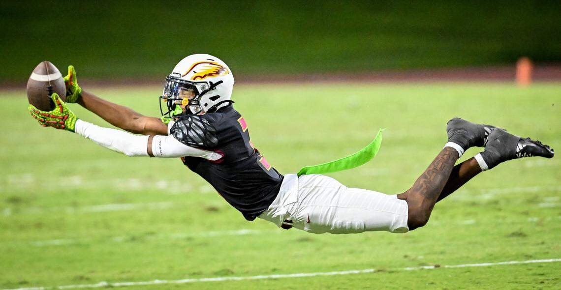 Clovis West’s Relando Jefferson stretches out but is unable to come up with a catch in the first half of their game against Edison at Veterans Memorial Stadium in Clovis on Friday, Sept. 5, 2025.