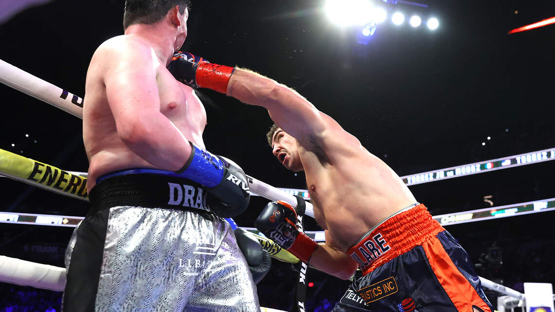 Richard Torrez Jr. gana por nocaut técnico en última pelea frente a su ídolo del boxeo en Phoenix