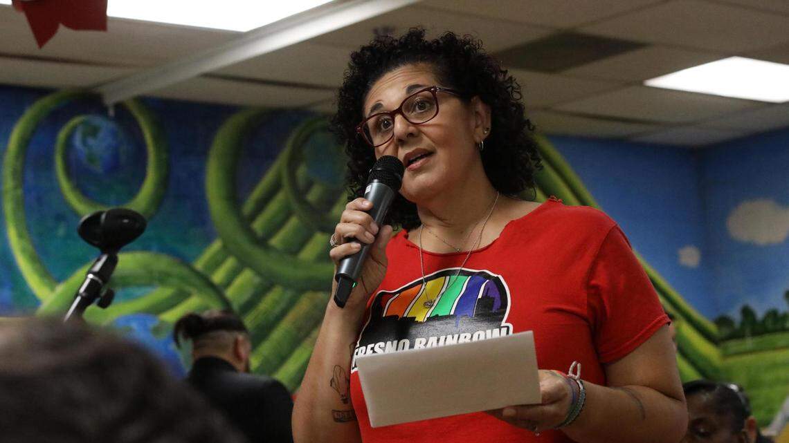 Tracie Cisneros, coordinadora de voluntarios del Rainbow Pridef de Fresno, habla durante una mesa redonda contra el odio organizada por el procurador general de California, Rob Bonta, el martes 12 de septiembre, en Fresno.