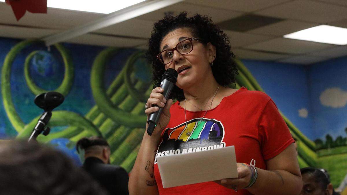 Tracie Cisneros, coordinadora de voluntarios del Rainbow Pridef de Fresno, habla durante una mesa redonda contra el odio organizada por el procurador general de California, Rob Bonta, el martes 12 de septiembre, en Fresno.