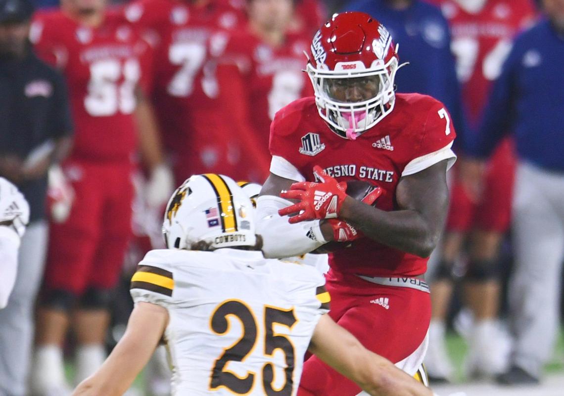 Fresno State’s Jordan Mims, center, looks for a hole in Wyoming’s defense Friday, Nov. 25, 2022 in Fresno. The Bulldogs led 23-0 at halftime.