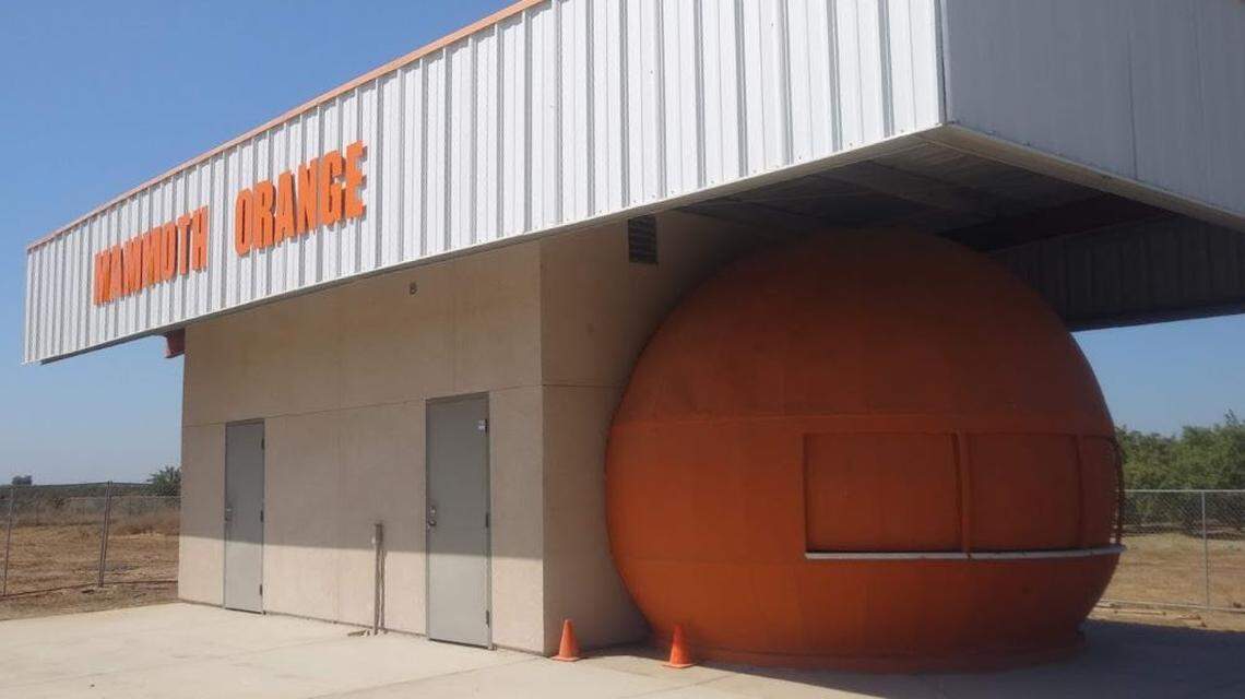 Un Mammoth Orange restaurado reabre en el Fossil Discovery Center del condado de Madera. El puesto de hamburguesas original estuvo en pie junto a la Highway 99 durante más de 50 años.