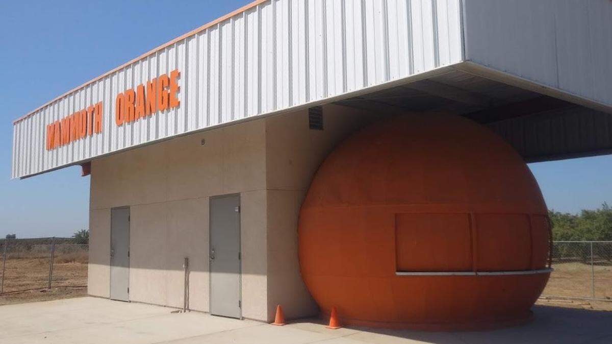 Un Mammoth Orange restaurado reabre en el Fossil Discovery Center del condado de Madera. El puesto de hamburguesas original estuvo en pie junto a la Highway 99 durante más de 50 años.