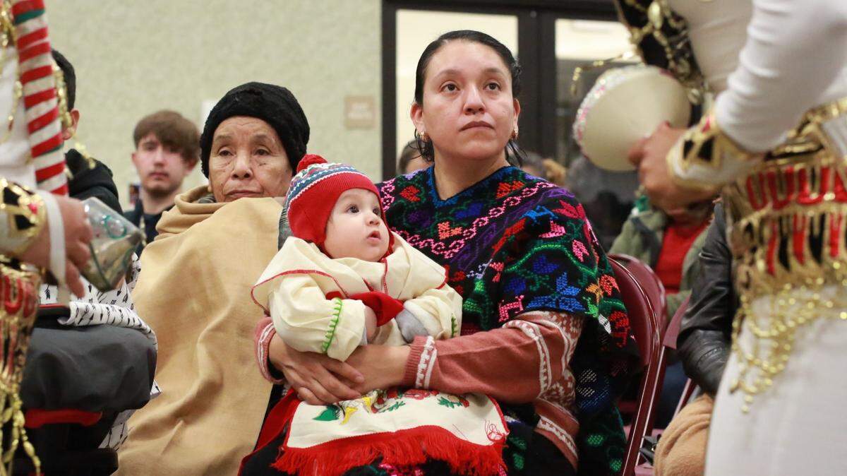 Vestido con su atuendo de Juan Diego, el pequeño bebe de 6 meses Kaleb Aceves, junto a su madre Marlen Zavaleta, estaba muy atento a los movimientos de los danzantes del grupo La Conquista que por más de una hora rindieron homenaje a la Señora del Tepeyac con sus danzas durante la celebración en honor a Nuestra Señora de Guadalupe en la Iglesia San Carlos Borromeo.