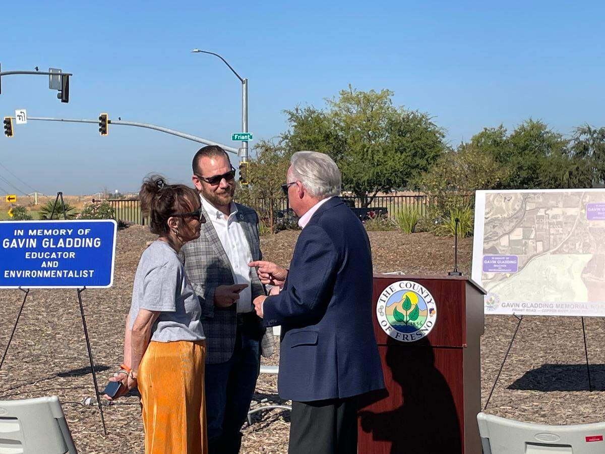 Rita Gladding, madre de Gavin Gladding, hablando con el supervisor del Condado de Fresno Nathan Magsig y el asambleísta estatal Jim Patterson durante una ceremonia de inauguración de la carretera, el viernes 8 de septiembre de 2023.