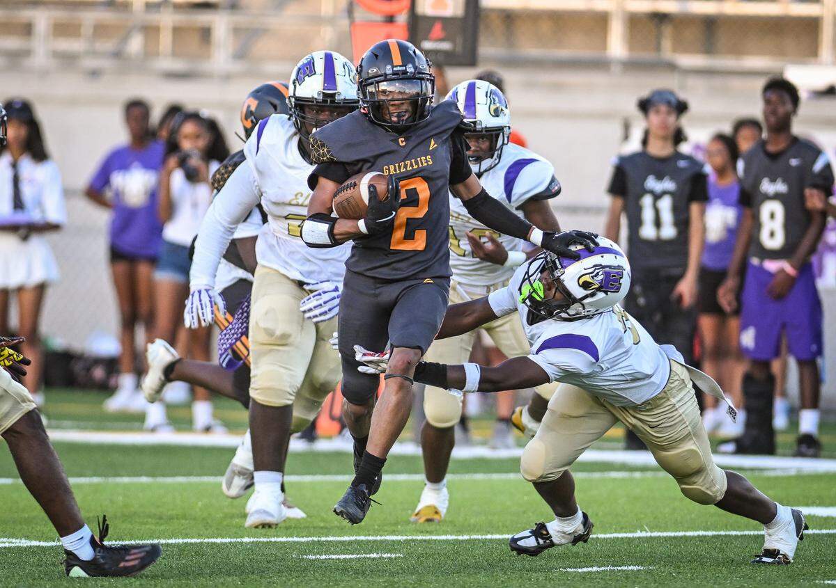 Central West’s Jeremiah Lee pushes his way through the Elite-Vallejo secondary before charging the rest of the way for a Grizzlies touchdown during their game at Koligian Stadium on Thursday, Aug. 21, 2025.