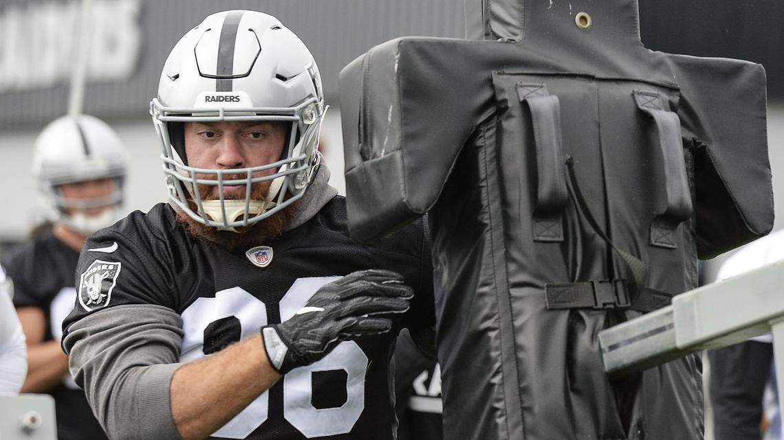 Oakland Raiders tight end Lee Smith backed quarter Derek Carr after a reported “fractured relationship” between teammates and Carr. “Attacking his character, attacking him as a leader on this football team is a joke.”