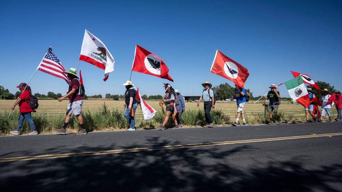 Simpatizantes y miembros del sindicato United Farm Workers marchan en Galt, el martes 23 de agosto de 2022, de camino a Sacramento para pedir la firma del gobernador Gavin Newsom en el AB 2183.