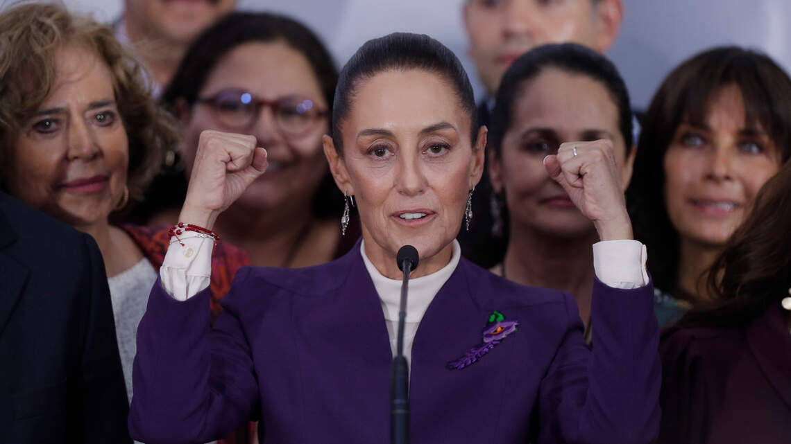 Sheinbaum rechaza poner “en riesgo” la democracia en México en encuentro con intelectuales