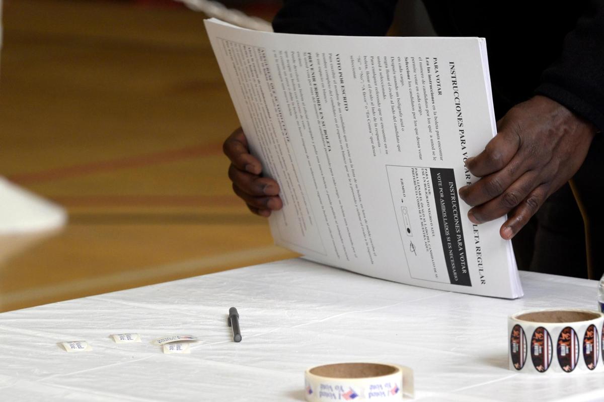 Una persona organiza hojas de votación anticipada en el Centro de votaciones del Centro Comunitario Columbia Heights, en Wahington (Estados Unidos). Más de 64 millones de estadounidenses han emitido ya su voto de forma anticipada, en persona o por correo, antes de la jornada electoral del próximo martes en EE.UU., de acuerdo con datos de la cadena NBC.