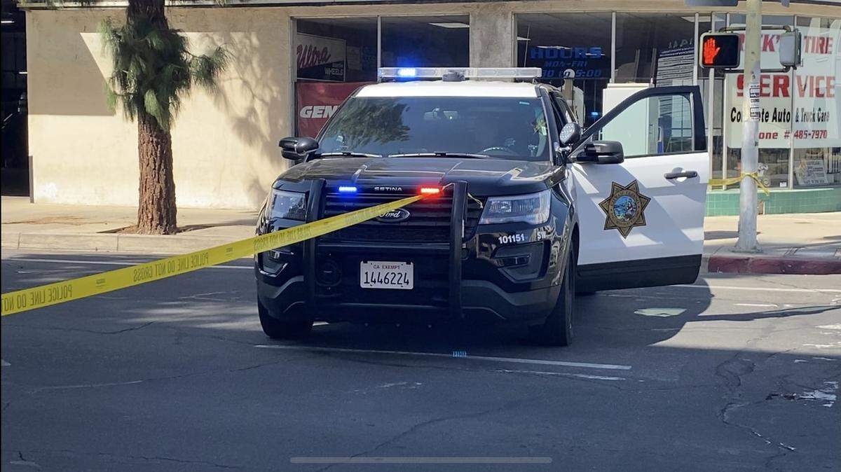 Dos escuelas cerca del centro de Fresno fueron cerradas por la policía el viernes 15 de octubre de 2021, después de que un hombre con una pistola fuera visto cerca de las calles Stanislaus y Broadway, según los oficiales.