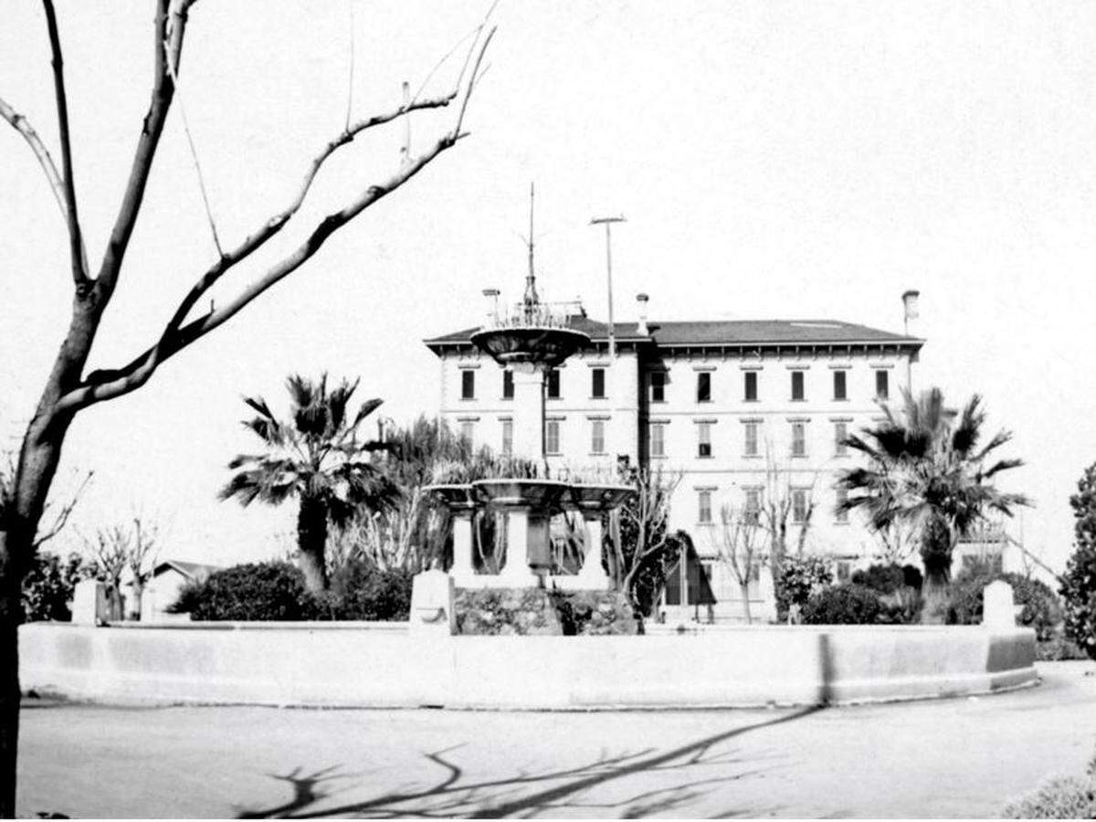 Laura Fountain next to El Capitan Hotel by the Railroad, circa 1890s. The fountain was built by Charles Henry Huffman in honor of his wife, Laura. Because of this, Merced was known for years as “Fountain City” to many traveling train passengers.